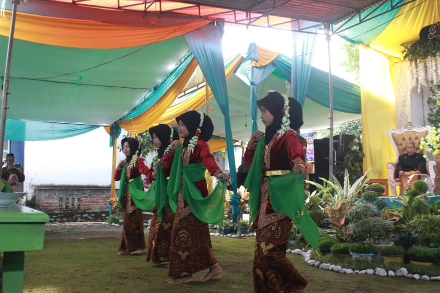 TARI GAMBYONG SEBAGAI PELESTARIAN SENI TARI JAWA DI DESA BUKIT PENINJAUAN II
